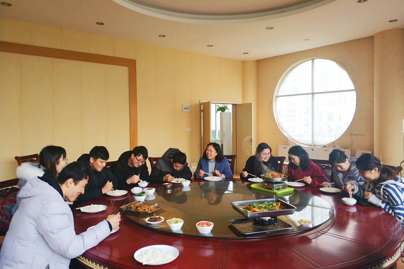 1551424501959737.jpg 老师同员工们一起享用午餐.jpg
